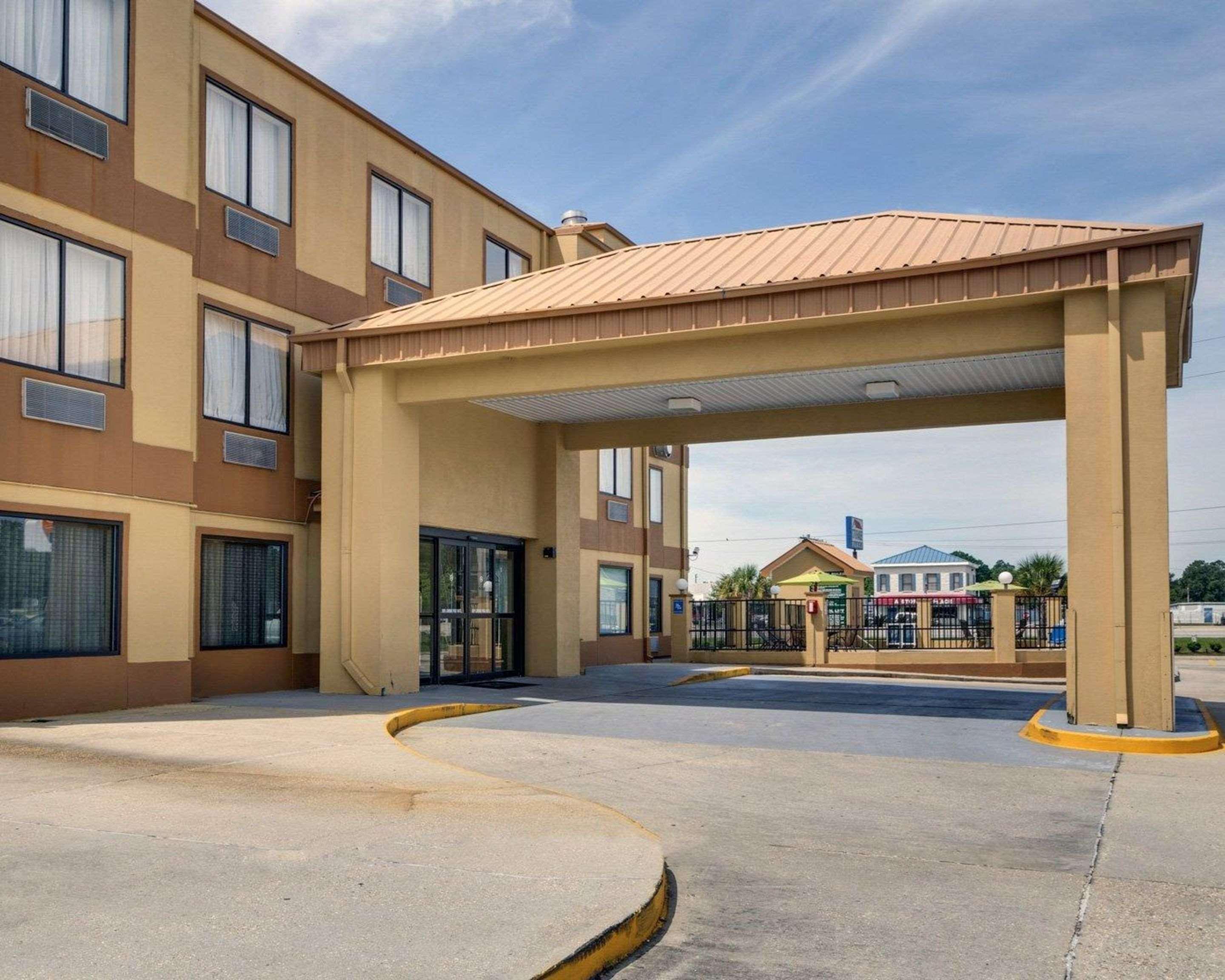 Quality Suites Baton Rouge East - Denham Springs Exterior photo