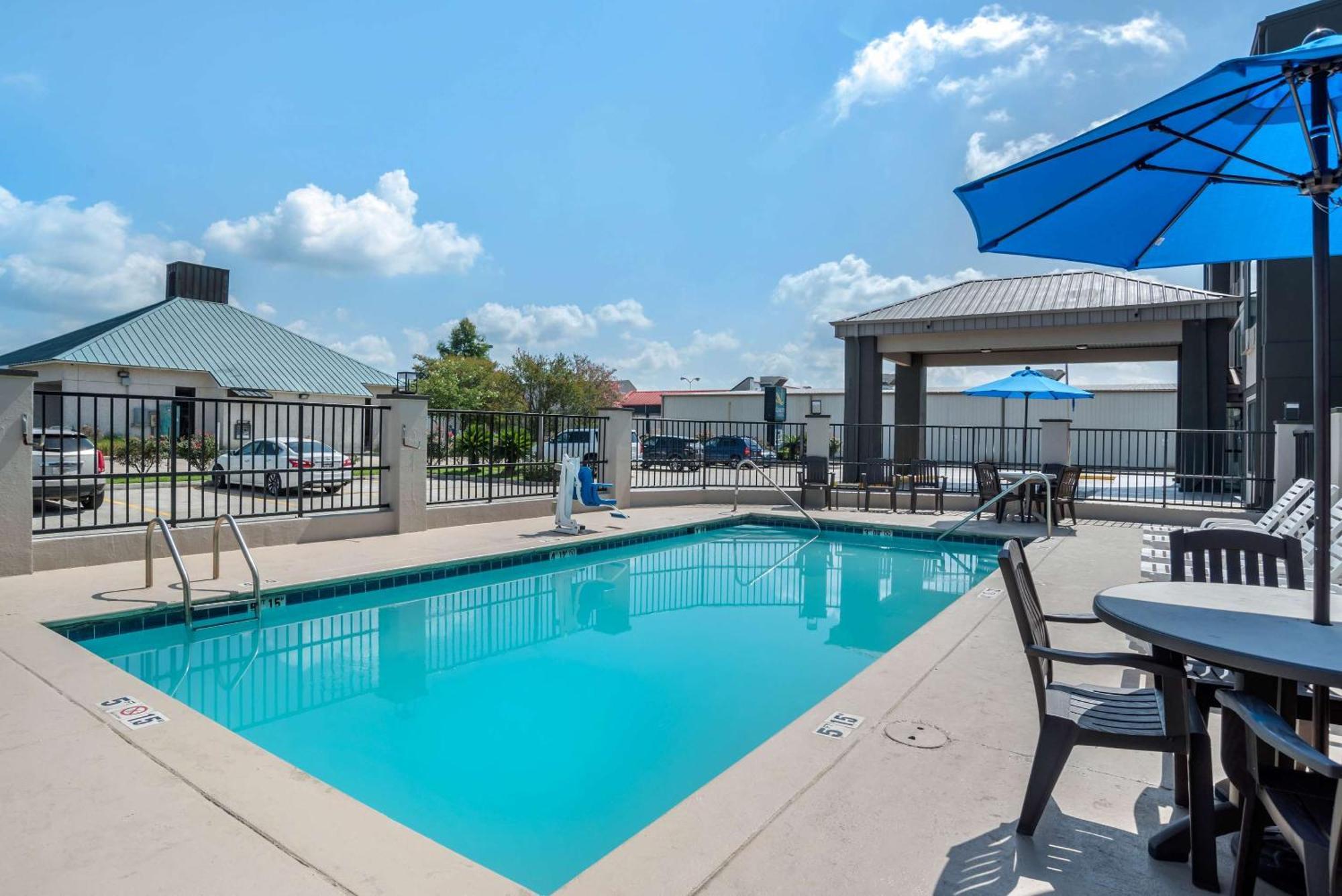 Quality Suites Baton Rouge East - Denham Springs Exterior photo