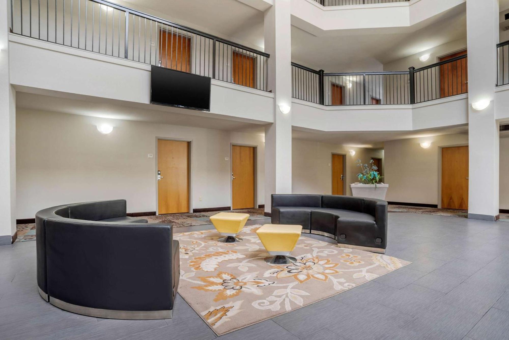 Quality Suites Baton Rouge East - Denham Springs Exterior photo
