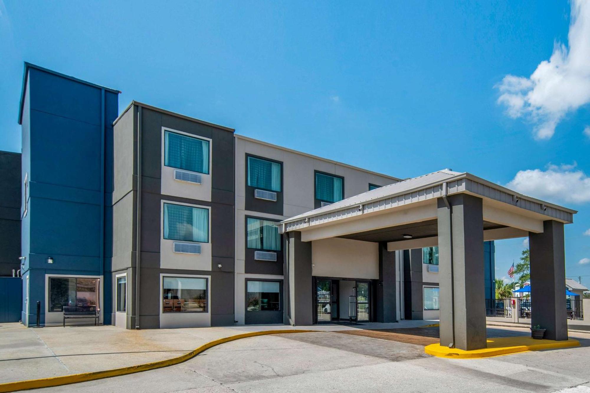 Quality Suites Baton Rouge East - Denham Springs Exterior photo